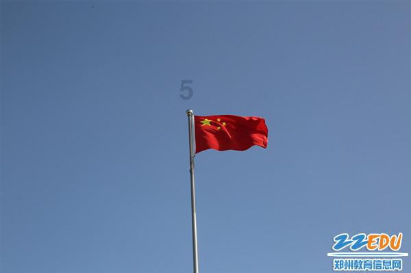 白色短袖搭配深蓝色牛仔裤，既休闲又简约，这样子的一身穿搭你会喜欢吗？游戏画面