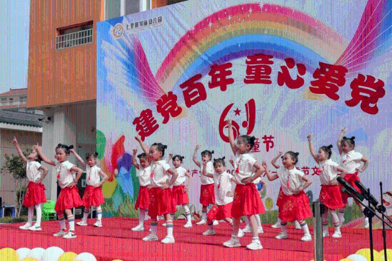 逃离海滩的女孩