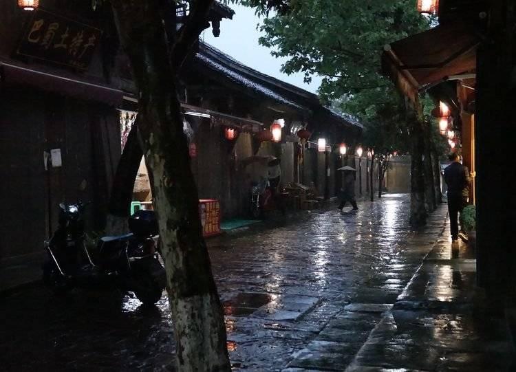 街头这一幕泪目!老伴离世30年,他每天揣着照片...